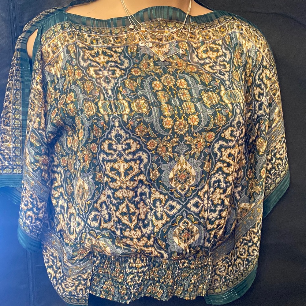 Max Studio beautiful Elegant open sleeve large blouse!